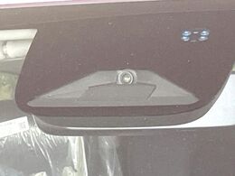 【ホンダセンシング】走行中に前方の車両等を認識し、衝突しそうな時は警報とブレーキで衝突回避と被害軽減をアシスト。より安全にドライブをお楽しみいただけます。