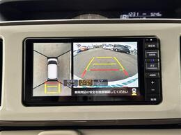 【パノラマモニター】クルマを真上から見下ろした視点で駐車をサポートします！死角からの障害物にいち早く気が付くことができます。