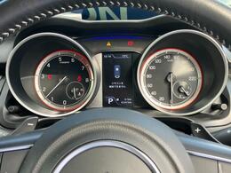 メーターパネルはタコメーター付きのスポーティーなデザインを採用！