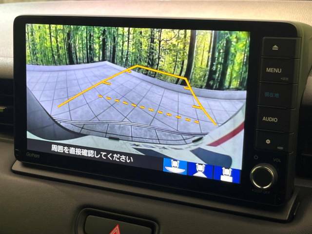 【バックカメラ】駐車時に後方がリアルタイム映像で確認できます。大型商業施設や立体駐車場での駐車時や、夜間のバック時に大活躍！運転スキルに関わらず、今や必須となった装備のひとつです！