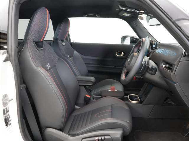 MINIのゴーカートフィールを支えてくれる、疲れにくい運転席シート。座ったとたんに、もう映画の主人公の気分です！