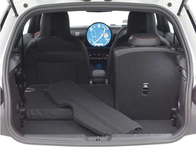 シートを6割倒した状態です。不意な荷物も、これで安心ですね！