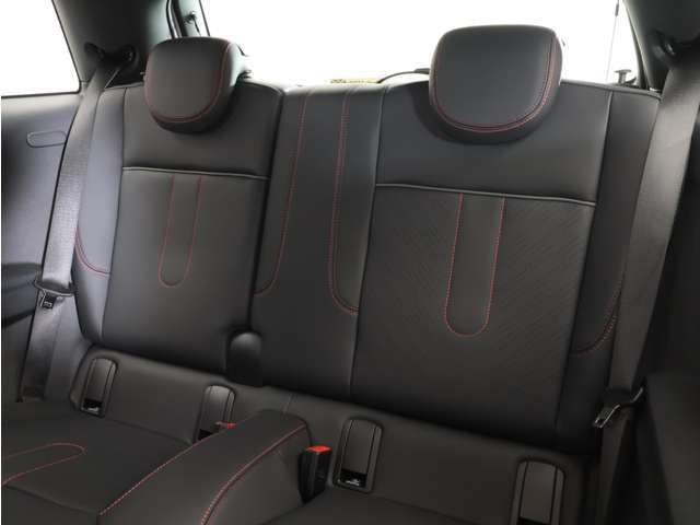 リヤシートの乗り心地も向上して、ファミリーユースに嬉しい空間♪