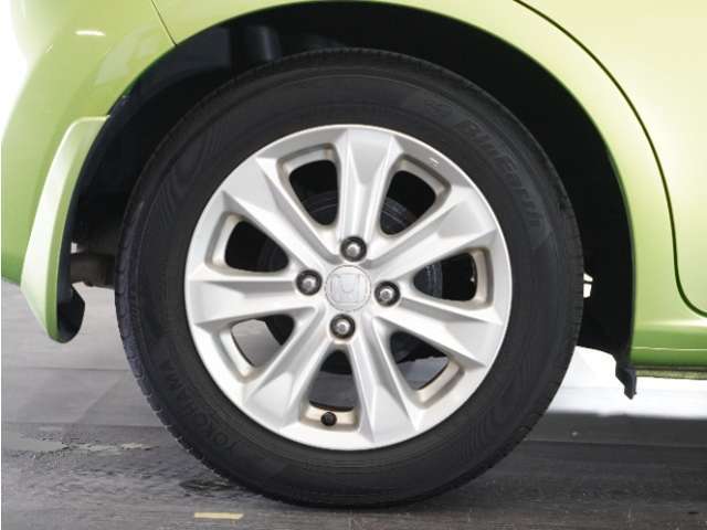 アルミホイール装着車です！これで足元まわりもおしゃれにきまります！