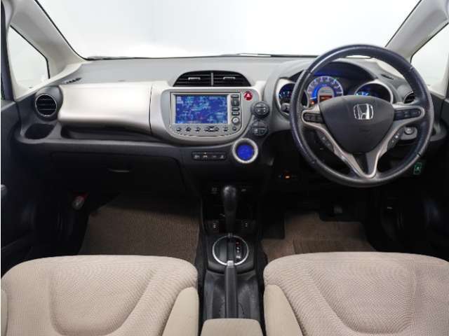 視界広々で運転しやすくロングドライブでも疲れを感じさせないすっきりとまとまったインパネ周りです。