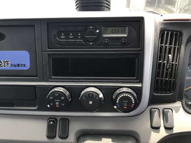 【ラジオチューナー】　こちらのお車はラジオチューナーがついてます！ラジオを聴いて楽しいドライブはいかがでしょうか？