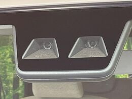 【スマートアシスト】走行中に前方の車両等を認識し、衝突しそうな時は警報とブレーキで衝突回避と被害軽減をアシスト。より安全にドライブをお楽しみいただけます。