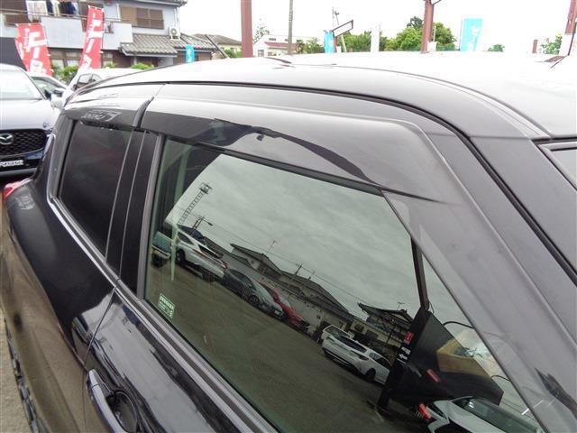 ドアバイザーが付いておりますので雨の日でも外気の取り入れが可能です！あると便利なパーツです！