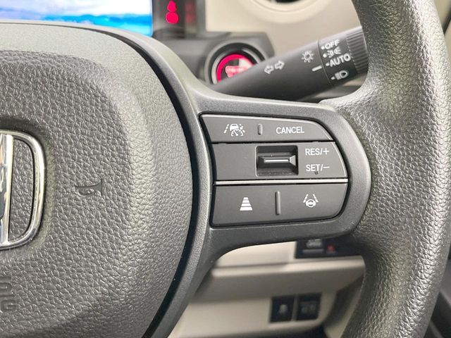 【アダプティブクルーズコントロール】高速道路での長距離走行が楽に！！自動で速度を保つクルーズコントロールが、衝突軽減システムと連携し、前方の車両を感知して車間を保つように速度調節してくれます！！