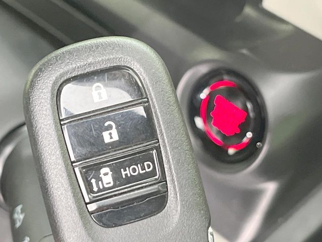 【Hondaスマートキー】カバンやポケットに入れたままでもドアの施錠・解錠が可能なスマートキーを装備。エンジンのオン・オフ時もカギを取り出す必要が無いからとっても便利です♪