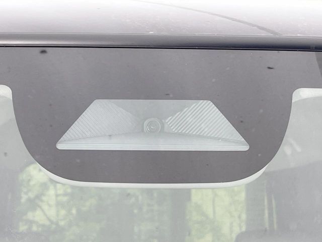 【ホンダセンシング】走行中に前方の車両等を認識し、衝突しそうな時は警報とブレーキで衝突回避と被害軽減をアシスト。より安全にドライブをお楽しみいただけます。