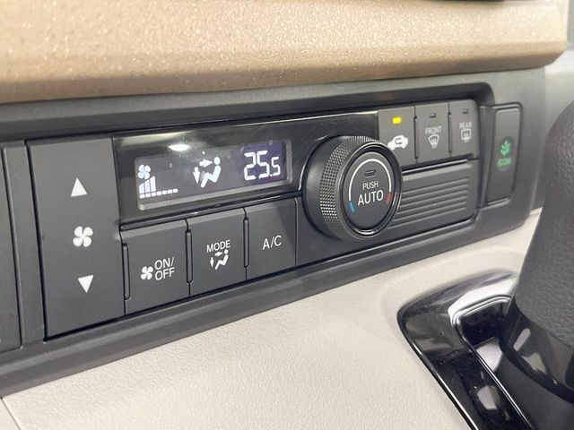 【オートエアコン】一度お好みの温度に設定すれば、車内の温度を検知し風量や温度を自動で調整。暑い…寒い…と何度もスイッチ操作をする必要はありません。快適な車内空間には必須の機能ですね♪