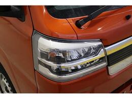 低消費電力で明るい光を放つLEDのヘッドランプで視界の確保をサポート。