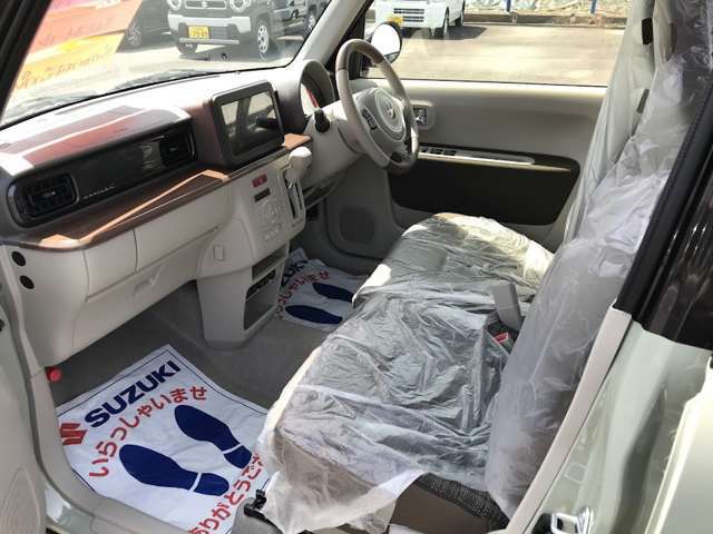 助手席からでも運転席への移動が可能です！