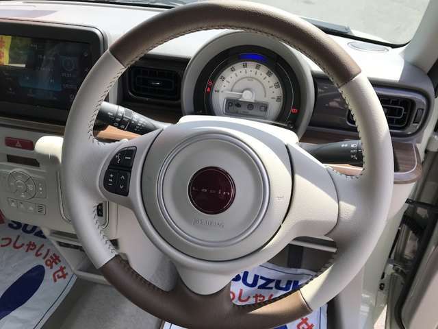 握りやすい本革巻きハンドルです！オーディオコントローラーが付いてます！