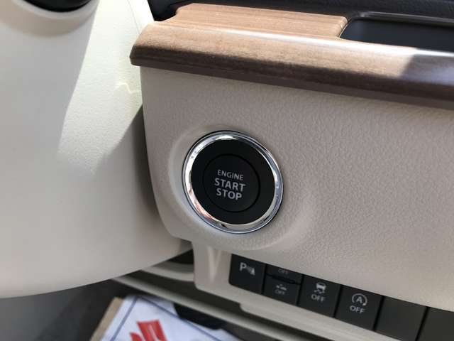 エンジンスタートボタンです。キーが車内にあれば、エンジンの始動・停止はブレーキを踏んでスイッチを押すだけ！キーを取り出す手間を省き、ワンプッシュでエンジンを操作するので簡単でスムーズです。