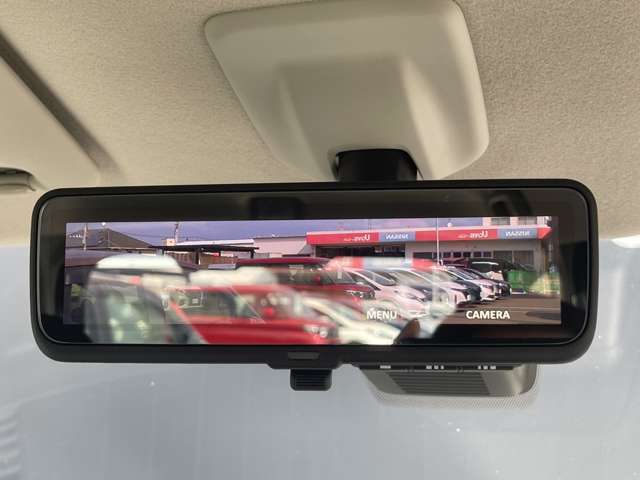 スマート・ルームミラー：車両後方のカメラ映像をミラー面に映し出すので、車内の状況や、天候などに影響されずいつでもクリアな後方視界が得られます。