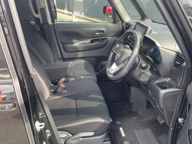 ◆前面ドア運転席◆ドアの開口が広く乗降ラクラク。シートの幅も広く運転していてもストレスを感じません。足元も広く快適なドライブを演出してくれます。