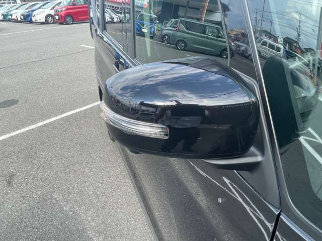 ウィンカードアミラー☆ライトの点滅で対向車、歩行者などに曲がることを知らせることができるので安心・安全につながりますね♪