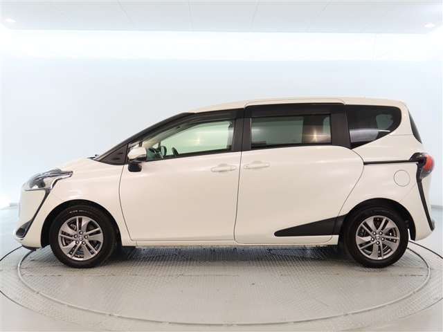 スポーティな印象を与える純正ホイールです。どこまでも走っていきたくなるようなデザインですね♪