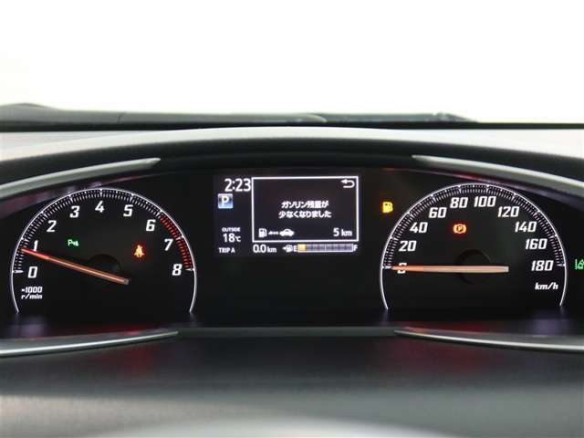 とっても見やすいメーターです。夜間時はラグジュアリーな気分にさせてくれる照明が魅力ですので、夜のドライブも楽しみになりますよ♪