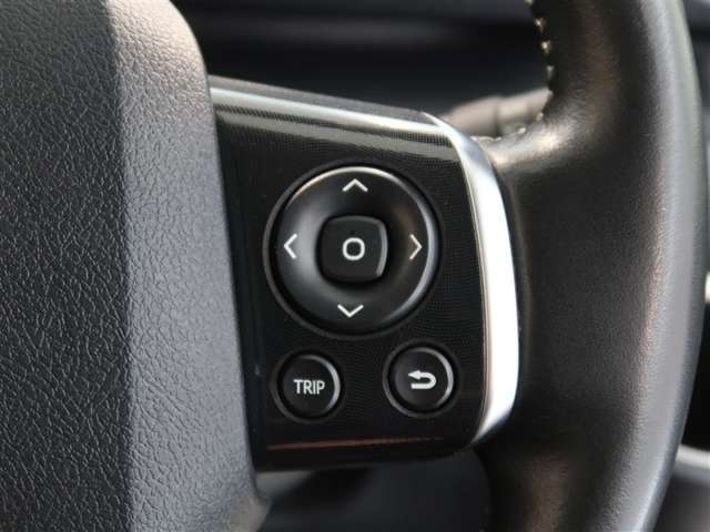 ステアリングスイッチ付き。前方から目を離すことなく操作することが可能です。