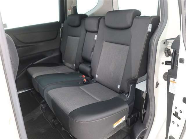 ゆとりある広々とした車内空間は、ドライブを始め買い物やレジャーなど、幅広く活躍します。一人でもみんなとでもお出かけを楽しみましょう！