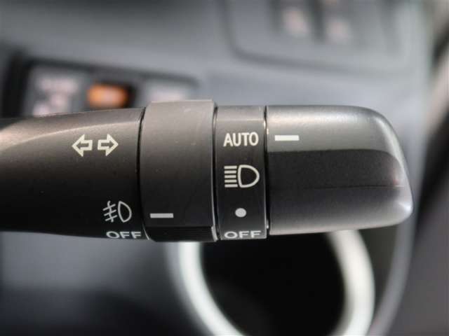 周囲が暗くなると自動でヘッドライトを点灯するオートライト機能付き。周囲が明るくなると自動で消灯します。