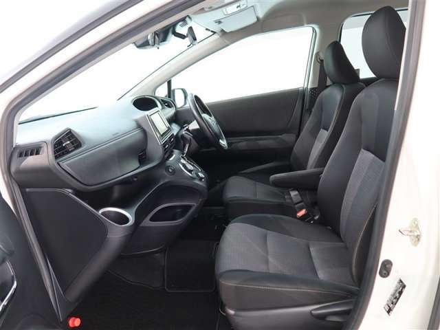 高いホールド性で運転姿勢が安定します。長距離ドライブでも疲れにくいのが魅力です。快適なドライビングライフをお送りください♪