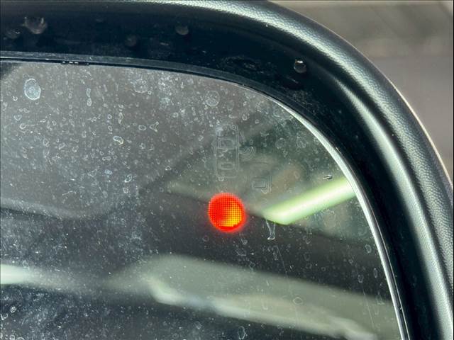 ブラインドスポットモニター搭載で後方から接近する車両にも簡単に気づけます。