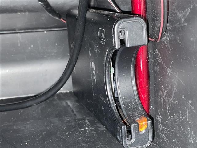 【ETC】有料道路を利用する際に料金所で停止することなく通過できる、ETC車載器（ノンストップ自動料金収受システム機器）が装備されています。セットアップを行うことで利用可能になります。