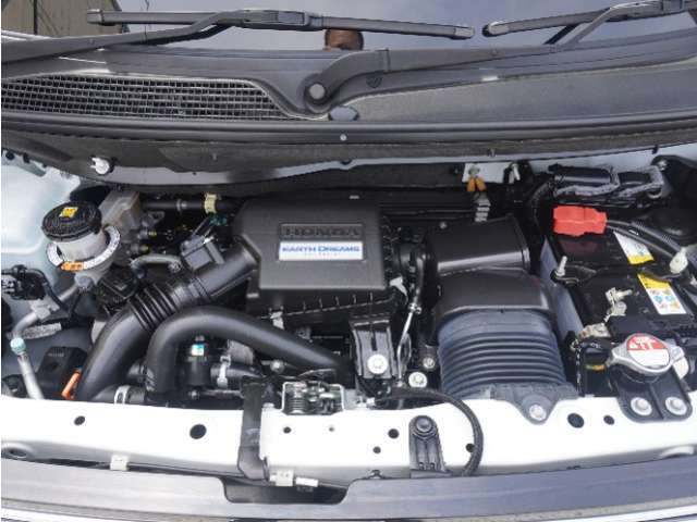 エンジンは車の心臓部分です。このエンジンルームが汚いとトラブルの基になります。当店は専用の液剤を使って徹底的に綺麗にします。