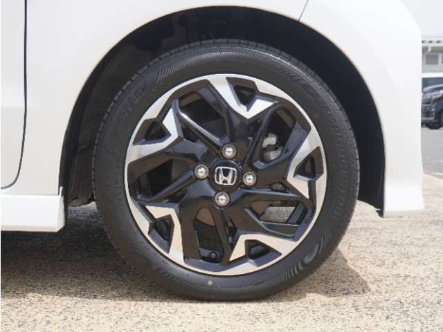 アルミホイール装着車です！これで足元まわりもおしゃれにきまります！