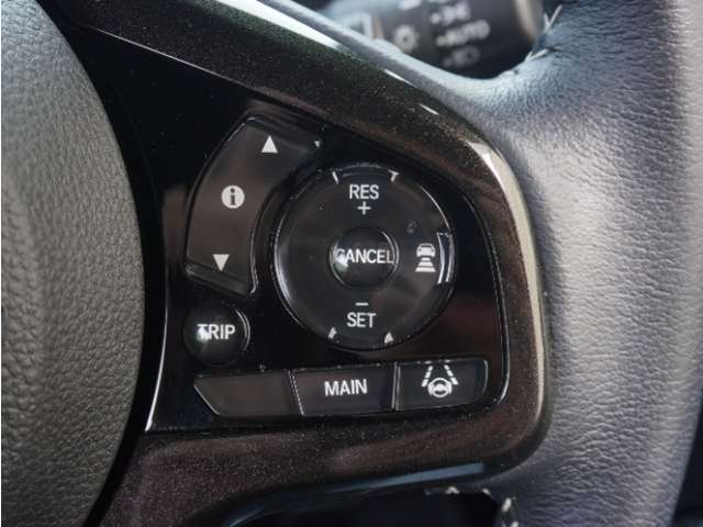 【アダプティブクルーズコントロール】予め設定した車速内でクルマが自動的に加減速。前走車との適切な車間距離を維持しながら追従走行します。【LKAS】車線維持支援システムでステアリング操作を支援。