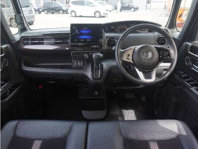 視界広々で非常に運転しやすくロングドライブでも疲れを感じさせないすっきりとまとまったインパネ周りです。