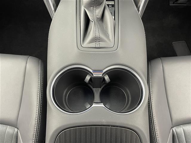 【ドリンクホルダー】長時間のドライブを快適に過ごすために、必須の車内アイテムですね。