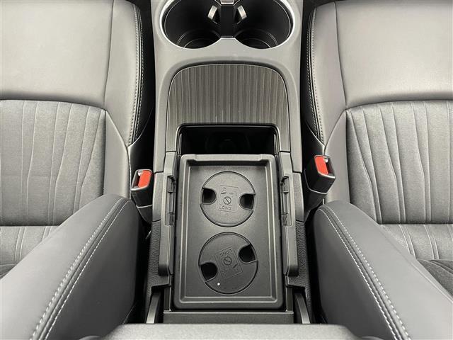 【ドリンクホルダー】長時間のドライブを快適に過ごすために、必須の車内アイテムですね。