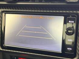 【バックカメラ】駐車時に後方がリアルタイム映像で確認できます。大型商業施設や立体駐車場での駐車時や、夜間のバック時に大活躍！運転スキルに関わらず、今や必須となった装備のひとつです！