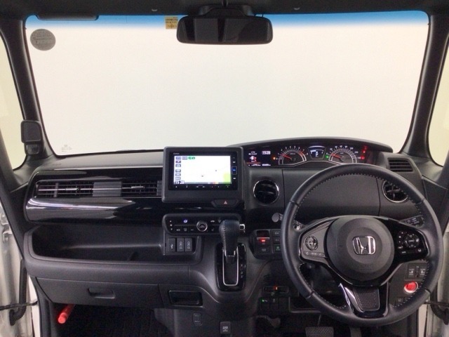 【前方視界】開放的な前方視界！運転がしやすく疲れにくいです♪窓が大きく、見通しがとっても良いおクルマですよ♪