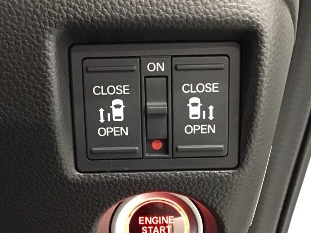 【両側パワースライドドア】両側がパワースライドドアになっており、運転席のスイッチやスマートキーでも開閉が可能です！開口部も広いので乗り降りも楽々♪