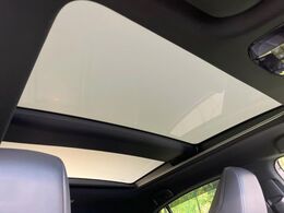 【調光パノラマルーフ】車内の解放感が一気に上がる大型パノラマルーフに調光機能がプラス！日差しが強い時、シェードを閉めなくてもガラスの透明度を調整することで心地よい明るさに♪