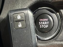 【キーレススタートシステム】カバンやポケットに入れたままでもドアの施錠・解錠が可能なスマートキーを装備。エンジンのオン・オフ時もカギを取り出す必要が無いからとっても便利です♪