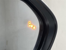 ブラインドスポットモニターです。見えづらい後方から近づく車を光で教えてくれるとてもありがたい機能です。