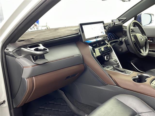 【後部座席】大人が座っても余裕のある広さです！！頭上や足元のスペースも広く取ってあります！