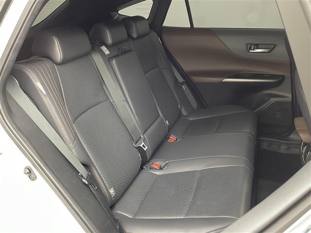 【運転席】座り心地が良いシートなので長時間の運転でも快適にお過ごしいただけます。新品のフロアマットのご注文も可能です。掲載箇所以外にご希望の写真がございましたらお気軽にお問い合わせ下さい。