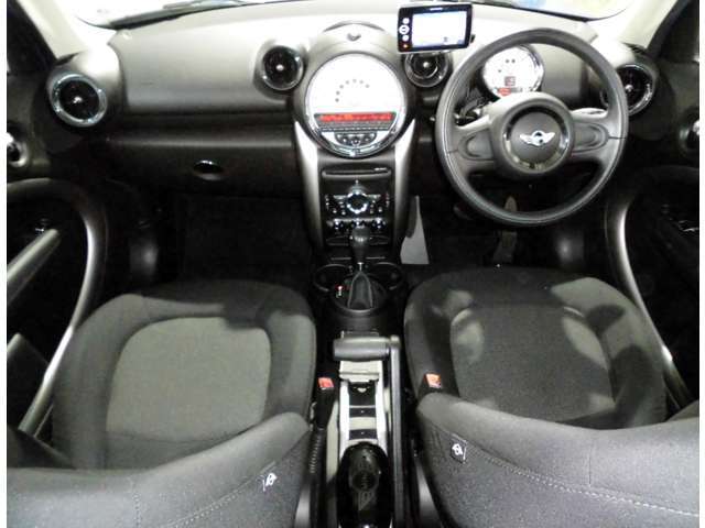 SUVならではのゆったりとした運転席まわりとなっております♪