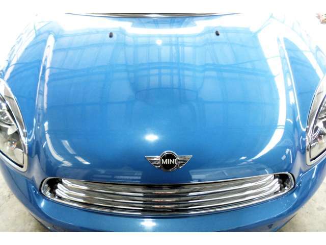 ボンネットも目立つキズへこみも無く綺麗な車両で御座います。