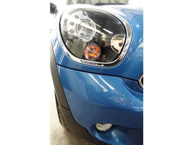 キセノンライトが夜道を明るく照らしてくれて、プロジェクター部分が真新しさを演出してくれています♪