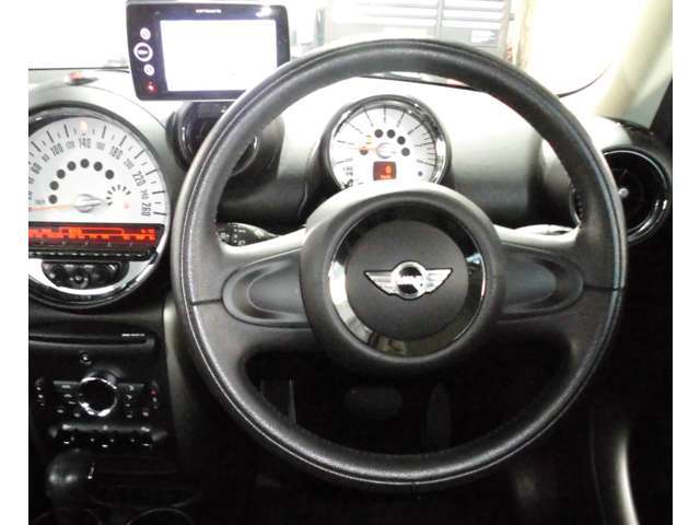 ステアリングも目立つキズや劣化も少なくグッドコンディション☆