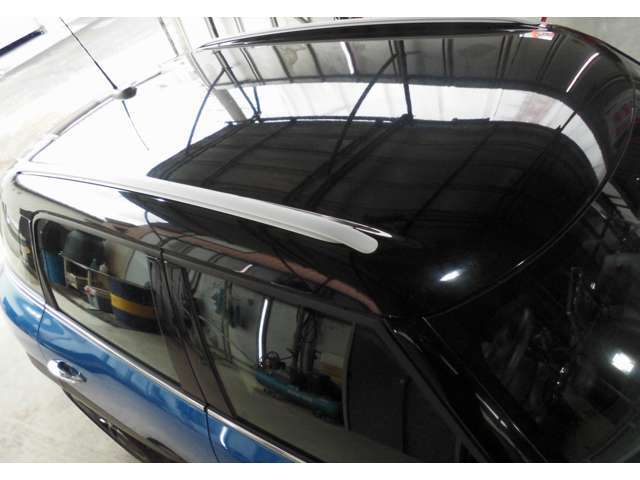 ルーフ面も目立つ塗装の劣化やクリアキズ、へこみも無く状態も良好です。